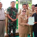 Bupati Jombang, Mundjidah Wahab, saat menyerahkan secara simbolis sertifikat tanah dari program PTSL untuk salah satu warga di Desa Kabonagung.