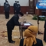 Benny Sampirwanto - Asisten Pemerintahan dan Kesra Sekda Prov. Jatim ketika menandatangani SK pelantikan secara simbolis, Jumat (24/9). 
