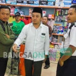 Dimas Alfinoor Rohmadi, anggota dewan asal fraksi PPP saat mendatangi swalayan Tiara terkait lagu Genjer-genjer. foto: ZAINAL ABIDIN/ BANGSAONLINE