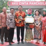 Plt. Wali Kota Pasuruan Raharto Teno Prasetyo didampingi sejumlah pejabat pemkot menunjukkan trofi dan sertifikat penghargaan Swasti Saba Wistara tahun 2019.