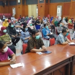 Rapat sosialisasi pembentukan Kampung Wani Jogo Suroboyo dengan camat dan kepala puskesmas di Graha Sawunggaling, Senin (25/5). foto: ist