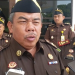 Mangihut Sinaga memberikan keterangan kepada media saat kunjungan ke Kejaksaan Negeri Bangkalan, Rabu (07/08/2019).