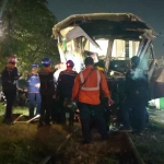 Kondisi lokomotif KA Commuter Line Jenggala No. 470 usai tertemper truk pemuat kayu log. Foto: Ist
