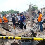 Puslabfor Mabes Polri Cabang Polda Jatim melakukan investigasi di Pasar Tanah Merah yang didampingi dari Inafis Bangkalan dan Kasatreskrim AKP David Manurung.