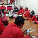 Ketua PDIP Gresik, Mujid Riduan bersama jajajaran pengurus ketika menggelar rapat mengusulkan nama Fandi Akhmad Yani sebagai bacabup, Senin (1/6). foto: SYUHUD/ BANGSAONLINE