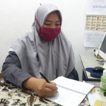 Komisioner KPU Tuban Divisi SDM dan Partisipasi Masyarakat, Zakiyah Munawaroh saat ditemui di ruang kerjanya, Senin (8/6).