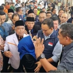 Ketua PKS Jatim, Irwan Setiawan saat menyambut Anies Baswedan di Bandara Juanda bersama para relawan dan pendukung. Foto: Ist.