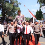 Anggota Polres Madiun melepas Kapolres lama AKBP Mohammad Zainur Rofik dengan cara menggendong dalam suasana yang begitu seru