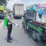 Kasatlantas Polres Mojokerto AKP AM Rido Ariefianto, S.I.K. memimpin langsung penyemprotan disinfektan.