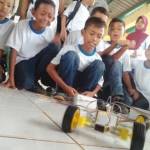 PENGALAMAN BERHARGA: Salah satu anak yatim yang berhasil merakit robot. foto: suwandi/ BANGSAONLINE