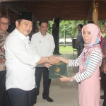 BERTAHAP: Bupati H Saiful Ilah menyerahkan sertipikat tanah kepada warga, Jumat (25/1). Foto: Ist