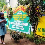 Karangan bunga ucapan selamat atas terpilihnya H. Moch. Nur Arifin - Syah Natanegara di posko pemenangan. foto: HERMAN/ BANGSAONLINE