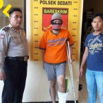 Pelaku saat diamankan di Mapolsek Sedati.