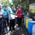 STUDI BANDING: Pengurus RT/RW dan perangkat Desa Larangan Kecamatan Candi menerima penjelasan soal pengelolaan sampah di RT 44/RW 09 Perum Mutiara Citra Graha, Candi, Minggu (9/10). foto: MUSTAIN/ BANGSAONLINE.com