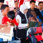 Gubernur Khofifah saat menyalurkan bantuan untuk masyarakat di Sampang.