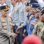 Kapolrestabes Surabaya,  Kombes Pol Pasma Royce saat bersalaman dengan petugas gabungan dalam Apel Operasi Ketupat Semeru 2024, Rabu (3/4/2024).