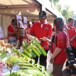 Wakil Bupati Ngawi, Dwi Riyanto Jatmiko bersama Kadisperindagker saat melihat stand pasar murah Ramadhan, di Alun-alun Merdeka, Rabu (12/4/2023).