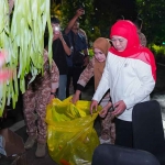 Gubernur Khofifah saat membersihkan Taman Apsari setelat Pesta Rakyat dalam rangka memperingati HUT ke-80 RI.