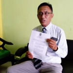 Wakil Ketua Bidang Hukum DPC PKB Jember, Eko Imam Wahyudi menunjukkan surat pencabutan dukungan untuk Djoko Susanto.