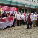 Puluhan massa dari sejumlah organisasi profesi kesehatan saat demo di Halaman Kantor IDI Jombang. Foto: AAN AMRULLOH/ BANGSAONLINE