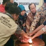 Nur Elia Anggraeni, Divisi Kehumasan Bawaslu Pemprov Jatim saat menekan tombol sirine dalam kegiatan launching website Bawaslu Pacitan. foto: YUNIARDI S/ BANGSAONLINE