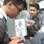 Mahasiswa Teknik Elektro UB Malang satmencoba alat ciptaannya.