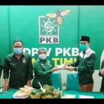 Sekretaris DPW PKB Jatim, Anik Maslachah menyerahkan tumpeng kepada Ketua Fraksi PKB DPRD Jatim yang juga Bendahara DPW PKB Jatim, Fauzan Fuadi sebagai bentuk syukur atas suksesnya Muswil V PKB Jatim. foto: DIDI ROSADI/ BANGSAONLINE