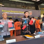 Kasatreskrim Polres Kediri Kota, AKP Cipto Dwi Leksana (tengah) didampingi Kasi Humas Ipda Nanang Setyawan (kiri) saat menunjukkan barang bukti. Foto: MUJI HARJITA/ BANGSAONLINE 