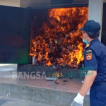 Sejumlah barang bukti dimusnahkan dengan cara dibakar.