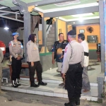 Jajaran Polres Tuban saat memantau pos kamling di Kelurahan Kebonsari.