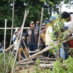 Bupati Tuban, Aditya Halindra Faridzky saat melakukan pemantauan Jembatan Glendeng, Tuban.