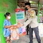 Kapolres Kediri AKBP Lukman Cahyono S.I.K saat menyerahkan bantuan. (Ist)