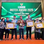 Kota Surabaya kembali mengukir prestasi membanggakan dengan meraih Juara Pertama Kategori Inovasi Daerah di ajang Penganugerahan Inovasi Daerah dan Inovasi Teknologi (Inotek) Award Provinsi Jawa Timur Tahun 2025. Foto: Hms
