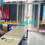 Ketua DPC Demokrat Gresik, Supriyanto, bersama sejumlah pengurus saat menyaksikan live streaming dialog kebangsaan antara Anies Baswedan dan AHY. Foto: SYUHUD/BANGSAONLINE