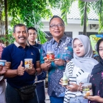 Wakil Bupati Gresik Asluchul Alif (tiga dari kanan) saat menghadiri Gerakan Pangan Murah. Foto: Ist