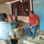 Seorang nenek dari Dusun Daleman Dajah, Desa Sokolelah, Kecamatan Kadur, Pamekasan, Suna (77), saat memberi keterangan kepada petugas terkait pencurian yang dialaminya.