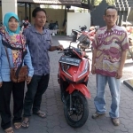 Korban saat mengambil motornya di halaman Mapolsek Kota Sidaorjo.