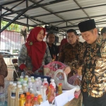 PRODUK UNGGULAN: Bupati H Saiful Ilah meninjau stan bazar UMKM di halaman kantor Dinas Koperasi dan Usaha Mikro, 26 Agustus 2017 lalu. foto: ist