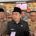 Bupati Jember saat memberi keterangan ke awak media.