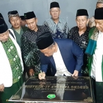 Wabup Mujib Imron saat meresmikan salah satu gedung TPQ di wilayah Gempol disaksikan para kades dan tokoh masyarakat.