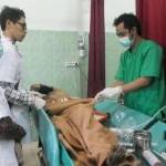 TERKAPAR. Korban pembacokan, M Zaini mendapat perawatan medis di RSUD Sidoarjo. Foto: catur andy/BANGSAONLINE