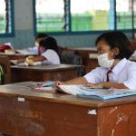 Para siswa saat mengikuti proses belajar mengajar di ruang kelas. Foto: Ist