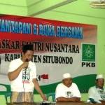?

Ra Yafie, Ketua DPC PKB saat berpidato di hadapan ratusan relawan Laskar Santri Nusantara dan PPKB. Foto:hadi prayitno/BANGSAONLINE