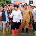Plt. Gubernur Jatim Emil Elestianto Dardak saat meninjau banjir di Desa Ketapangtelu, Kecamatan Karangbinangun.