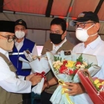 Bupati Banyuwangi Abdullah Azwar Anas mempersembahkan bunga untuk mengapresiasi para petugas kesehatan dan para petugas covid-19 saat meninjau Ponpes Dasrussalam Sabtu (12/9/20). foto: Teguh Prayitno/ bangsaonline.com)