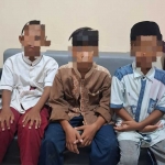 Tiga bocil terduga pelaku curanmor saat diamankan Polsek Gresik. Foto: Ist.