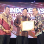 Bupati Sambari ketika menerima penghargaan IAI dari Asisten Deputi PKPSIPB Kemenpan-RB Muhammad Imnuddin. foto: SYUHUD/ BANGSAONLINE