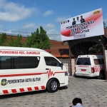 Armada ambulans saat memasuki tempat isolasi terpusat pasien Covid-19 tanpa gejala di Kota Blitar.