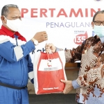 Wakil Bupati Tuban menerima bantuan dari perwakilan Pertamina GRR Tuban secara simbolis, Selasa (19/5).