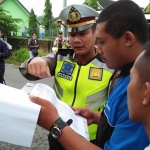 Kasatlantas Polres Blitar AKP Argya Satria menunjukkan surat tugasnya.